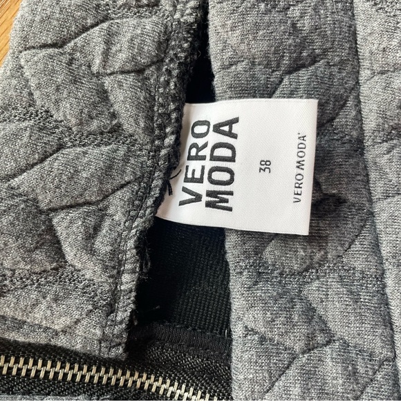 Adorable mini-skirt; only worn a handful of times - Picture 3 of 7